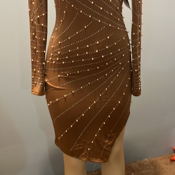 Beautiful brown dress with pearls - Picture 3 of 8